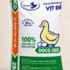 Thức ăn hỗn hợp cho vịt đẻ DOCO 2868 (Bao 25kg) công nghệ Malaysia: Cân bằng dinh dưỡng: Protein 19,5%, Canxi 3-4,5% giúp tăng tỷ lệ đẻ và vỏ trứng cứng cáp. Dạng viên tiện lợi: Dễ ăn, hạn chế hao hụt cám. An toàn tuyệt đối: 100% nguyên liệu tự nhiên, không chứa hoocmon tăng trọng hay chất cấm.