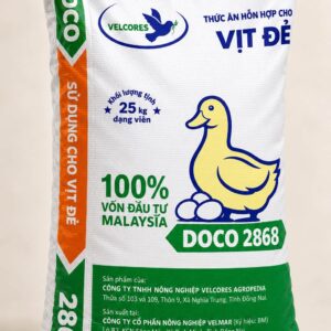 Thức ăn hỗn hợp cho vịt đẻ DOCO 2868 (Bao 25kg) công nghệ Malaysia: Cân bằng dinh dưỡng: Protein 19,5%, Canxi 3-4,5% giúp tăng tỷ lệ đẻ và vỏ trứng cứng cáp. Dạng viên tiện lợi: Dễ ăn, hạn chế hao hụt cám. An toàn tuyệt đối: 100% nguyên liệu tự nhiên, không chứa hoocmon tăng trọng hay chất cấm.